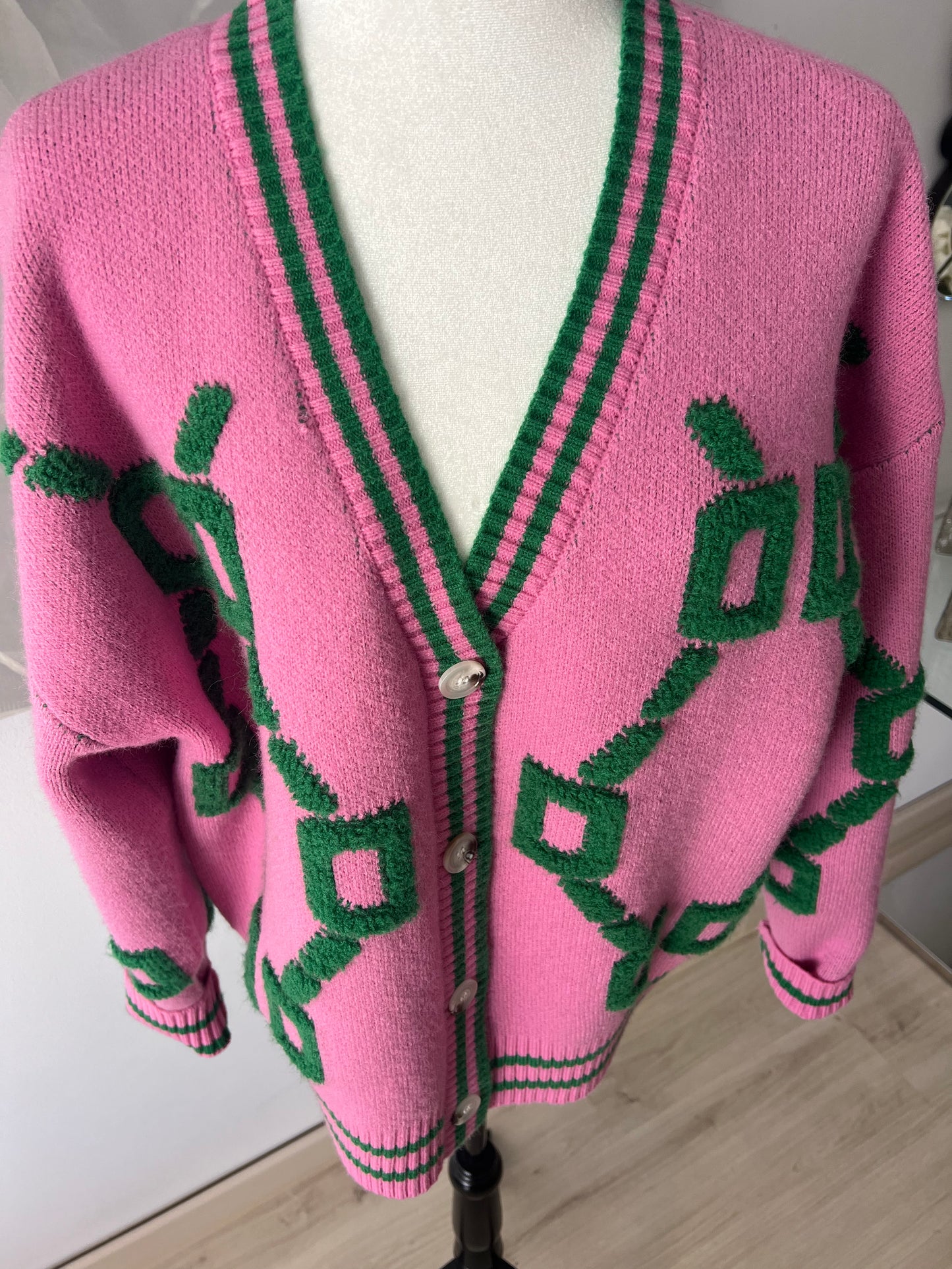 Cardigan pink with green design